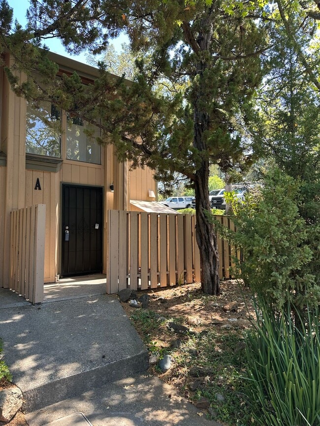 13057 Lincoln Way, Unit A in Auburn, CA - Foto de edificio - Building Photo
