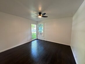 402 N Jefferson St, Unit 402 in Kaufman, TX - Foto de edificio - Building Photo