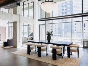 2011 Cedar Springs Rd in Dallas, TX - Foto de edificio - Building Photo