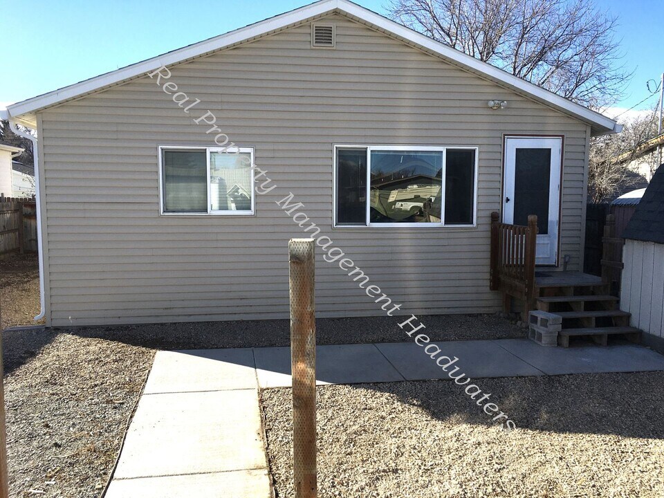 402 S Cedar St in Townsend, MT - Building Photo