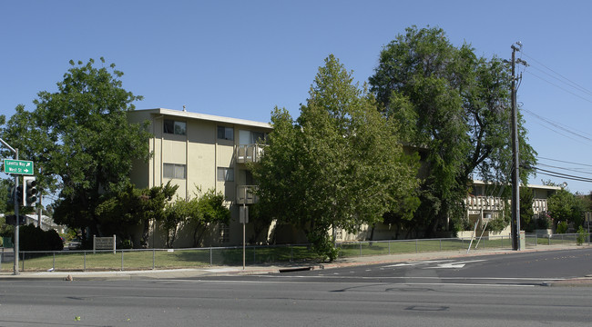 Clayton West in Concord, CA - Foto de edificio - Building Photo