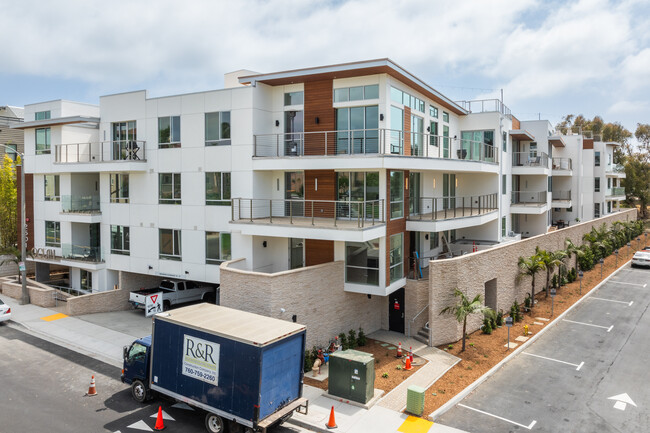 Ocean 17 in Carlsbad, CA - Foto de edificio - Building Photo