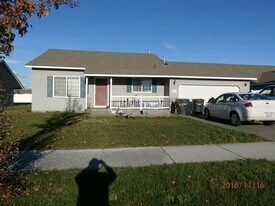 8011 Hudson Dr in Pasco, WA - Building Photo