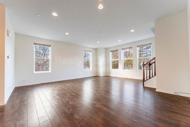 112 Waterbury Cir in Schaumburg, IL - Foto de edificio - Building Photo