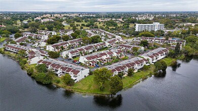 6521 Racquet Club Dr in Lauderhill, FL - Foto de edificio - Building Photo