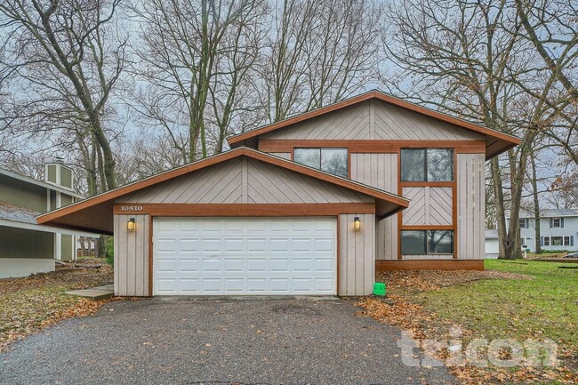 10810 Linwood Forest Dr, Unit 241 in Champlin, MN - Building Photo - Building Photo