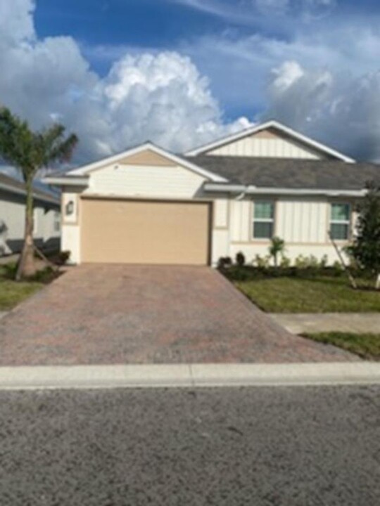 1080 Tranquil Brk Dr in Naples, FL - Building Photo