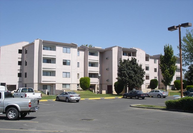 Country Club Manor Apartments in Umatilla, OR - Building Photo - Building Photo