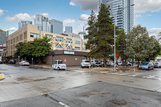 121 Boren Ave N in Seattle, WA - Foto de edificio - Building Photo