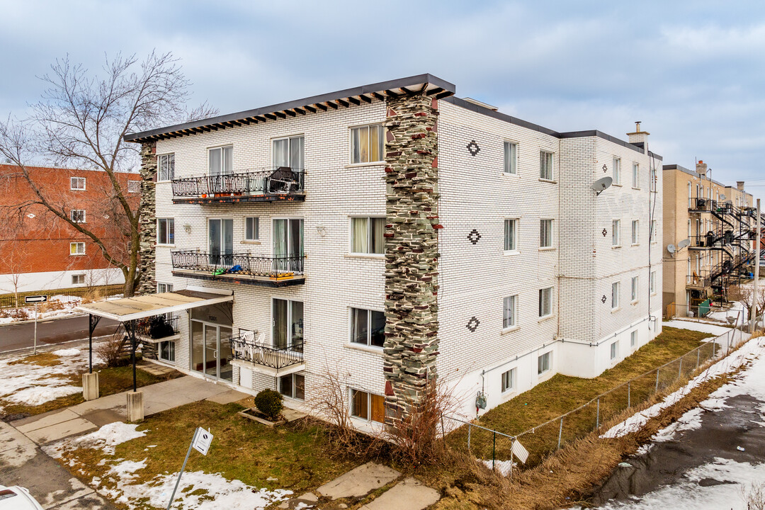 11301 Langelier in Montréal, QC - Building Photo