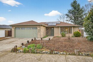 1517 Westfield Way in Medford, OR - Building Photo