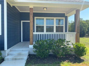 606 W 1st St in Kyle, TX - Building Photo - Building Photo