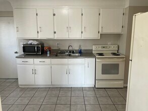 28690 Victor St, Unit A in Roseville, MI - Building Photo - Building Photo