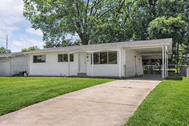 property at 906 Chula Dr