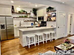612 E Mulberry Ave in San Antonio, TX - Building Photo - Building Photo