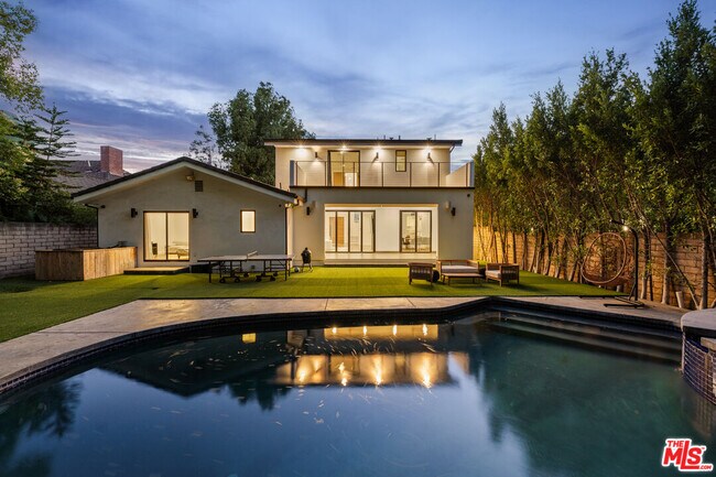 5062 Woodley Ave in Los Angeles, CA - Building Photo - Building Photo