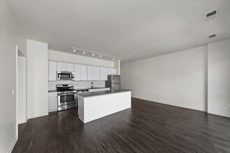 830 N Milwaukee Ave in Chicago, IL - Foto de edificio - Building Photo