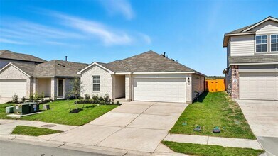 445 Mustang Dr in Mustang Ridge, TX - Building Photo - Building Photo