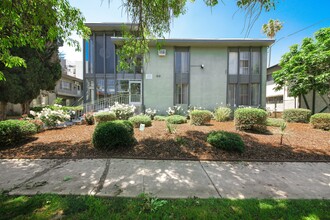 6823 Variel Ave in Canoga Park, CA - Building Photo - Building Photo