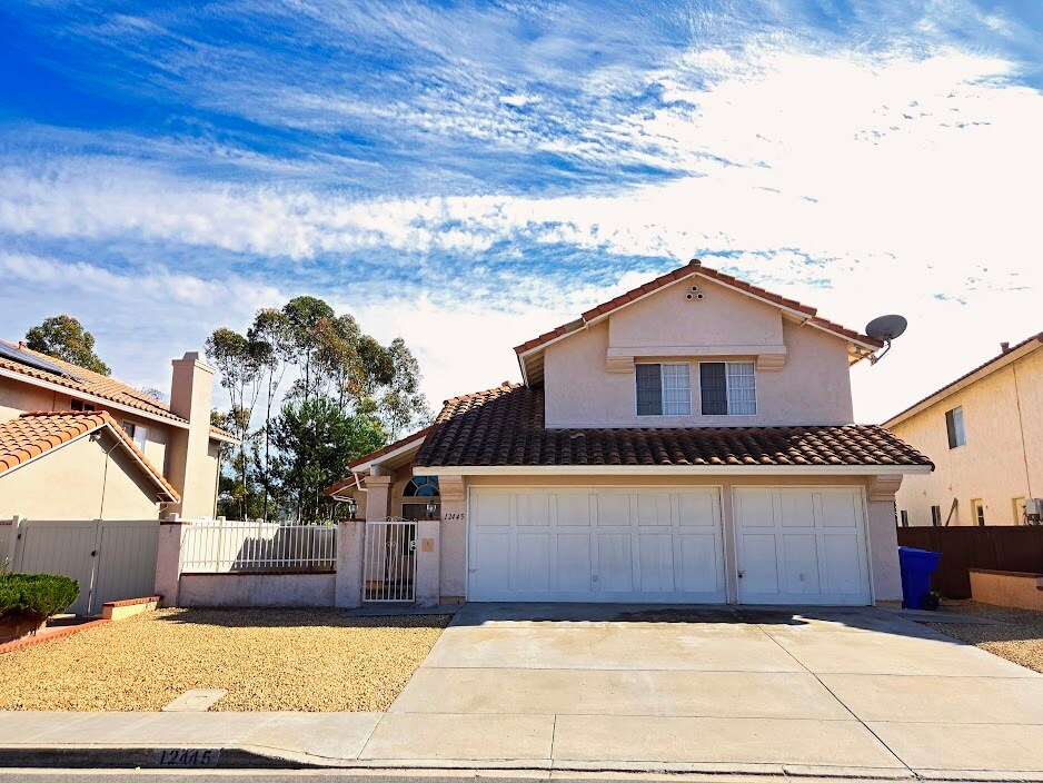 12445 Salmon River Rd in San Diego, CA - Foto de edificio