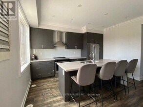 566 Rapids Ln in Mississauga, ON - Building Photo - Building Photo