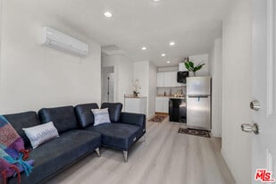7705 Baird Ave in Los Angeles, CA - Building Photo