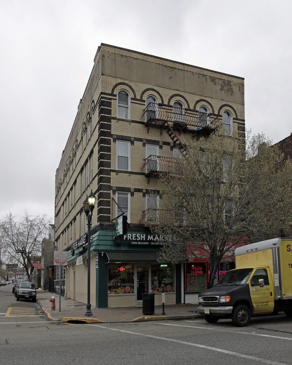 6004 Buchanan Pl in West New York, NJ - Building Photo