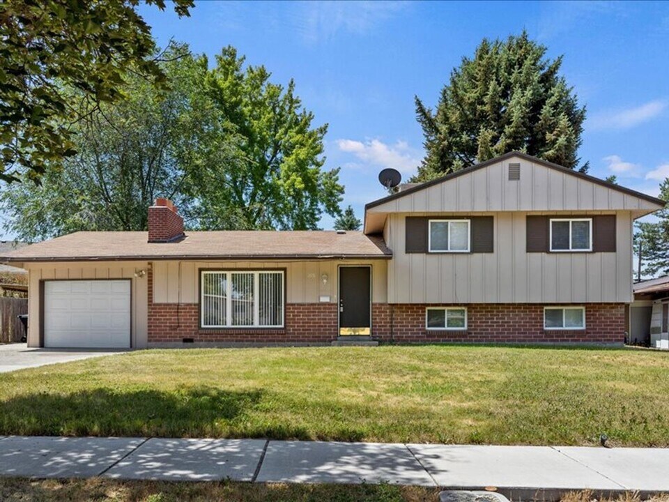 1376 Greenfield Ave in Murray, UT - Building Photo
