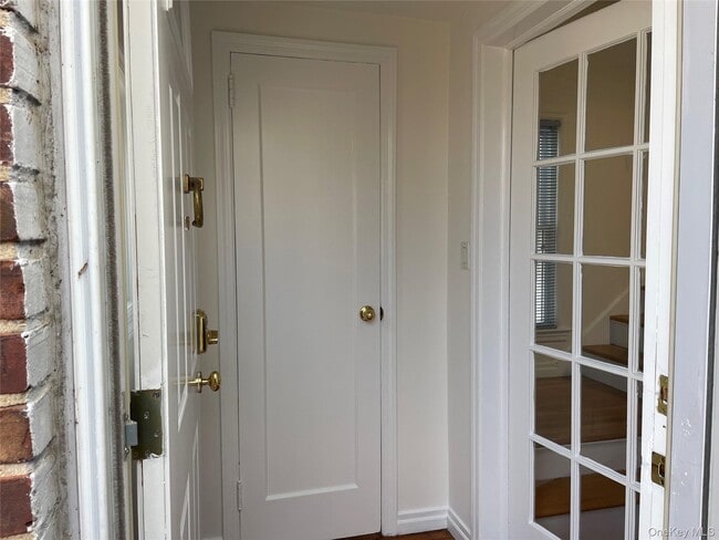 8 Cameron Ln in Valley Stream, NY - Building Photo - Building Photo