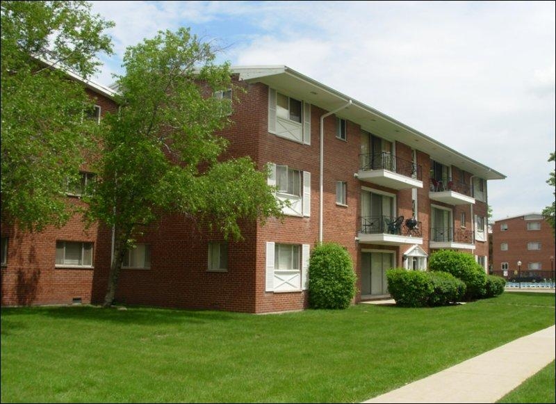 Old Orchard Condominiums in Skokie, IL - Foto de edificio