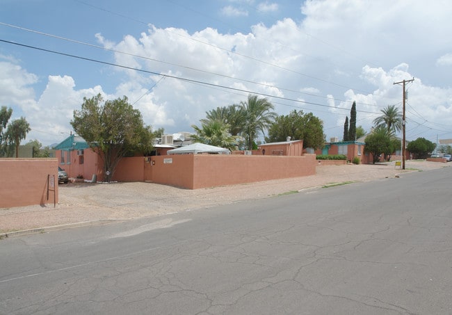 Laguna Plaza Court in Tucson, AZ - Foto de edificio - Building Photo