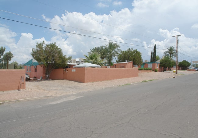 Laguna Plaza Court in Tucson, AZ - Building Photo - Building Photo