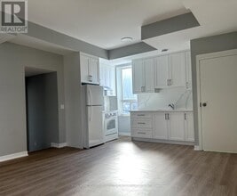 9 Wellington St E in Aurora, ON - Building Photo - Building Photo