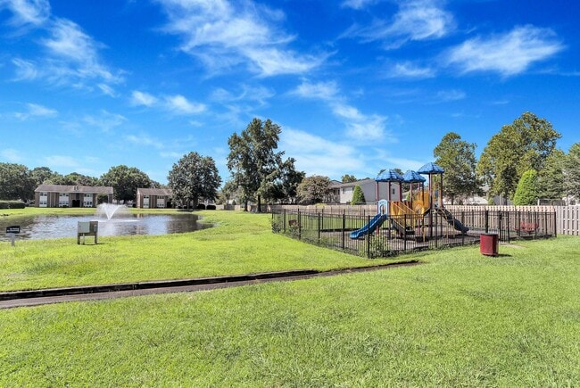 Lake Village in Chesapeake, VA - Foto de edificio - Building Photo