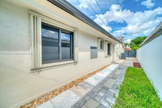 720 NE 1st Pl in Hialeah, FL - Foto de edificio - Building Photo