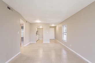 Del Rio Apartment Homes in Tampa, FL - Building Photo - Building Photo