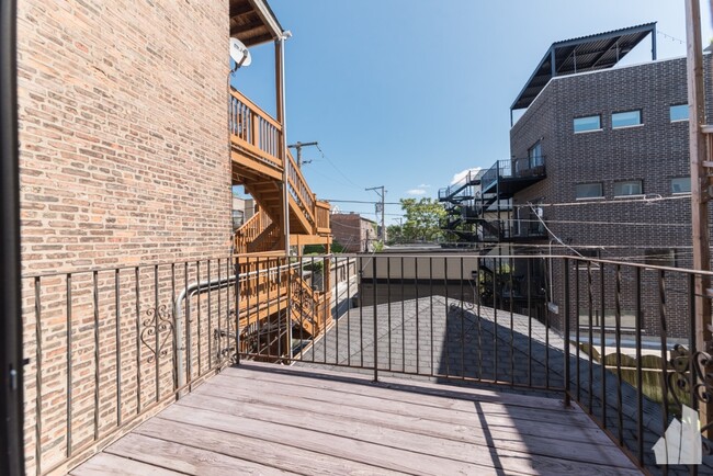 845 N Hoyne Ave, Unit 1 in Chicago, IL - Foto de edificio - Building Photo