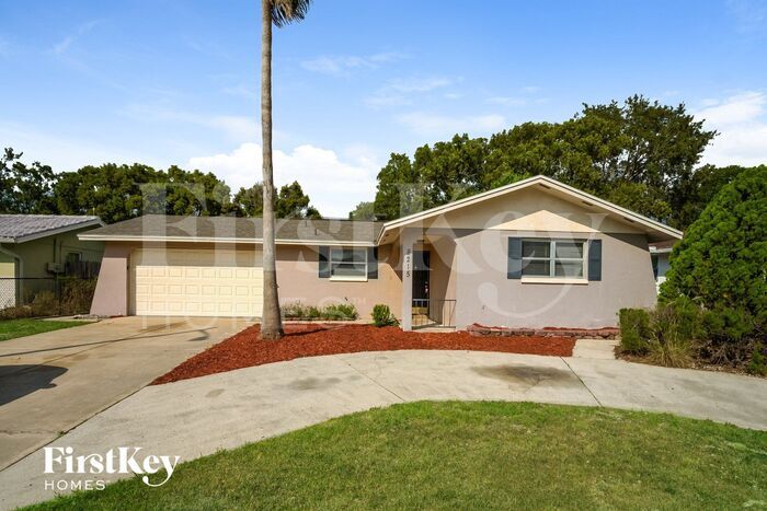 8215 Winthrop Dr in Port Richey, FL - Building Photo