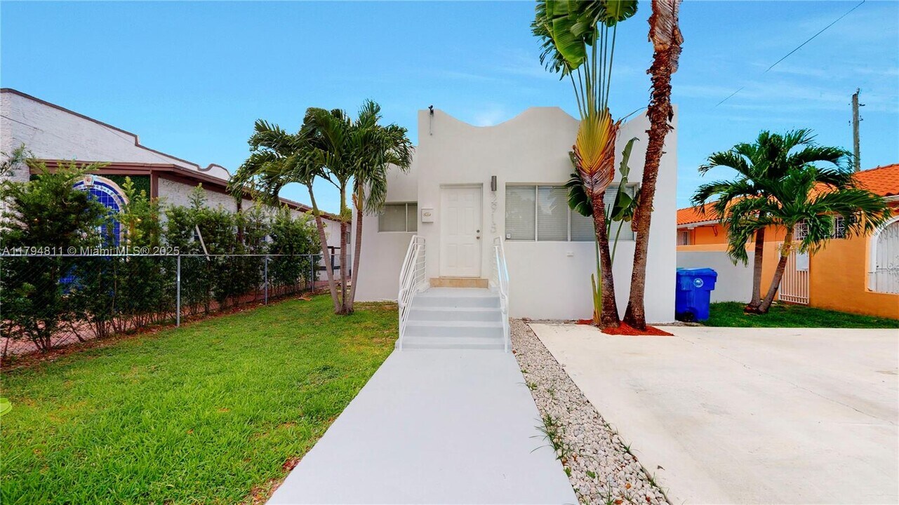 2915 SW 24 St in Miami, FL - Building Photo