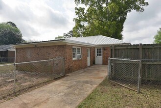 2613 Oak View St in Albany, GA - Building Photo - Building Photo