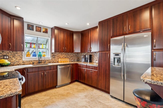 10 Venus Rd in Syosset, NY - Foto de edificio - Building Photo