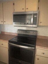 327 Dundee Dr in Kissimmee, FL - Foto de edificio - Building Photo