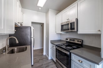 Lake Park Terrace Apartments in Oakland, CA - Building Photo - Interior Photo
