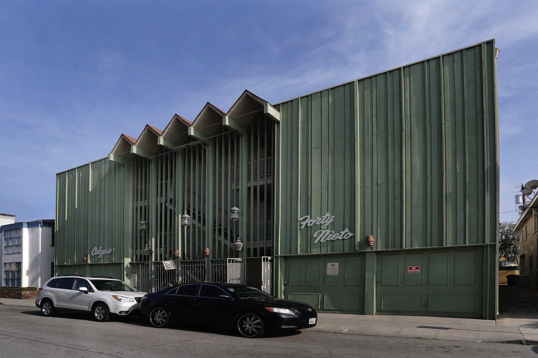 Calyso Apartments in Long Beach, CA - Foto de edificio