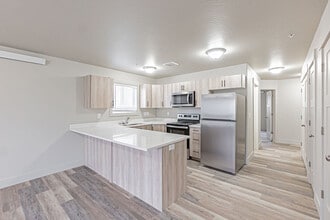 6227 N Silver Fox Rd, Unit 1 in Ammon, ID - Foto de edificio - Building Photo