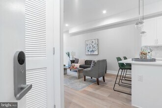 52 W Washington Ln, Unit 303 in Philadelphia, PA - Building Photo - Building Photo