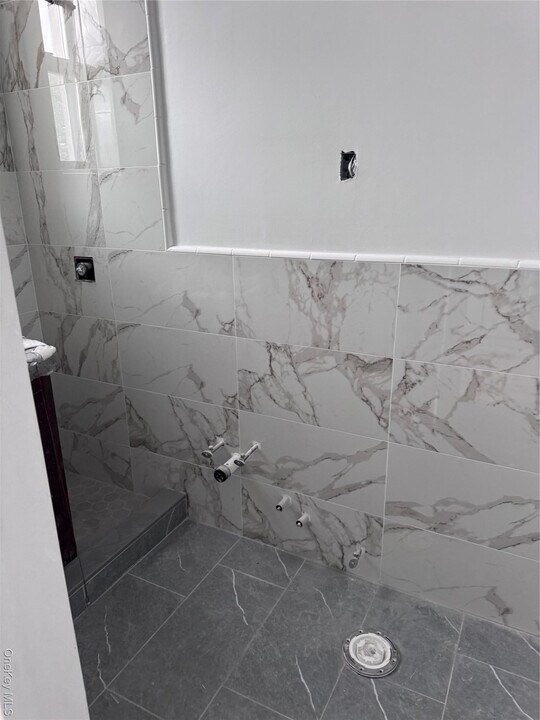 70-15 66th St in Queens, NY - Building Photo