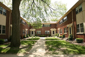 Bay Colony I in Whitefish Bay, WI - Foto de edificio - Building Photo