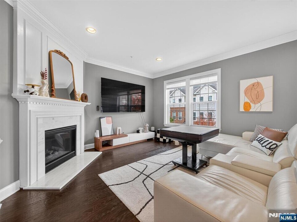 4 Wesmont Drive in Wood Ridge, NJ - Building Photo