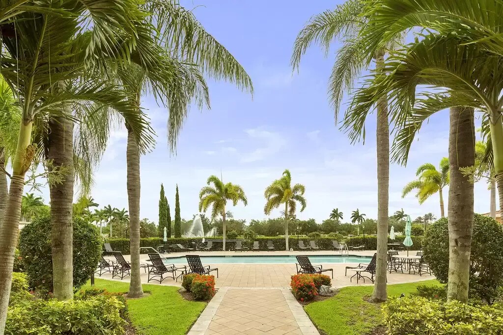 1865 Florida Club Dr, Unit Napoli Condo in Naples, FL - Building Photo